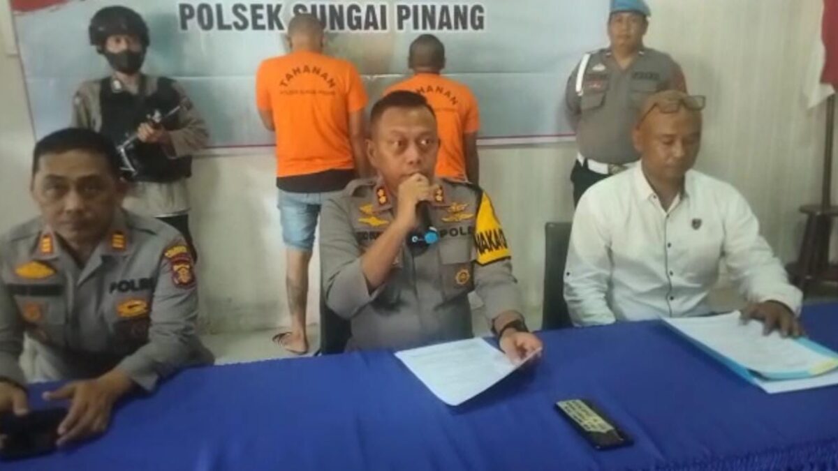 Irwan dan Hizar tertunduk lesu saat di hadirkan pada pers rilis di Polsek Sungai Pinang (Foto: Istimewa)