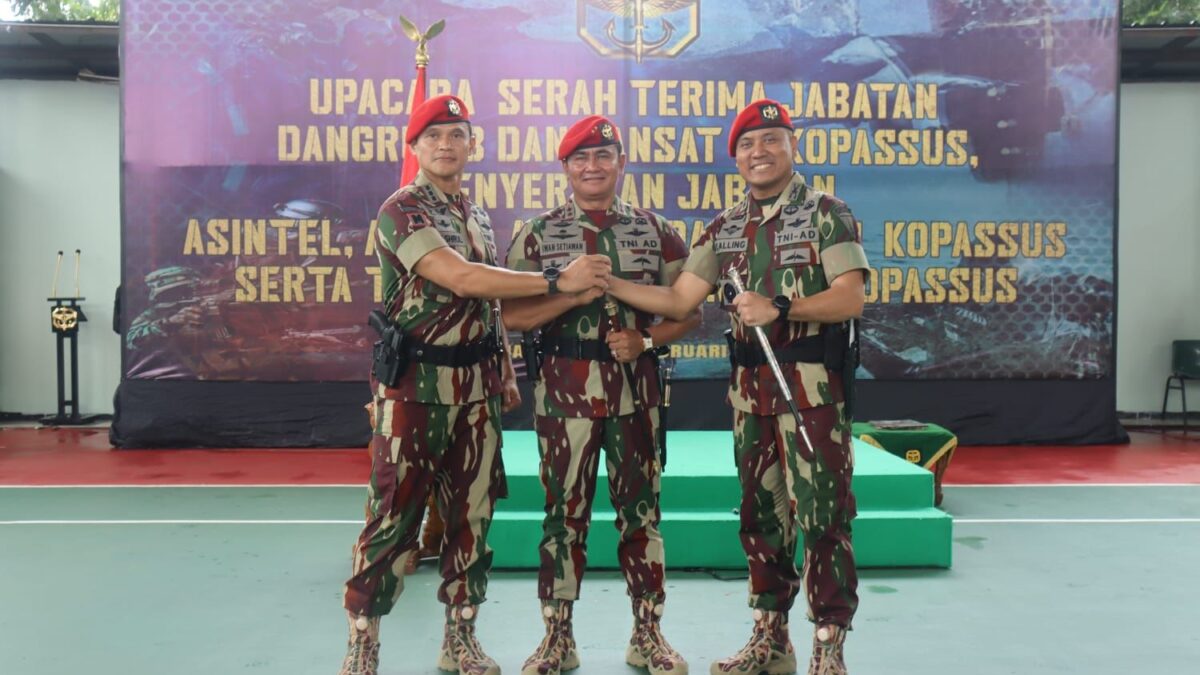 Letkol Inf Charles Alling (kanan) saat menerima jabatan Dansat 81 Kopassus dengan dinobatkan sebagai Komandan Termuda di TNI AD. (Foto : Istimewa)