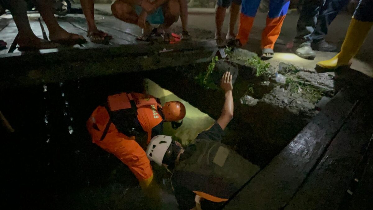 Tim SAR saat melakukan pencarian bocah bernama Toriq yang diduga terseret arus saluran drainase di Jalan Pasundan, Kecamatan Samarinda Ulu. (Foto : Istimewa)