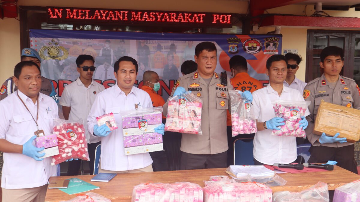 Kapolres Tarakan AKBP Ronaldo Maradona saat merilis kasus kosmetik ilegal asal Malaysia. (Foto : Humas Polres Tarakan)