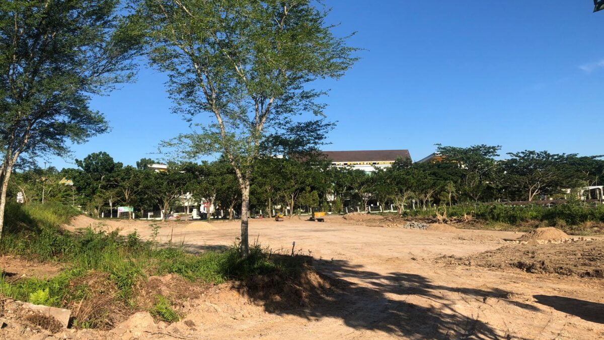 Lahan kosong di depan RSUD AM Parikesit yang rencananya akan dibangunkan gedung pelayanan baru (Foto: klausa.co)