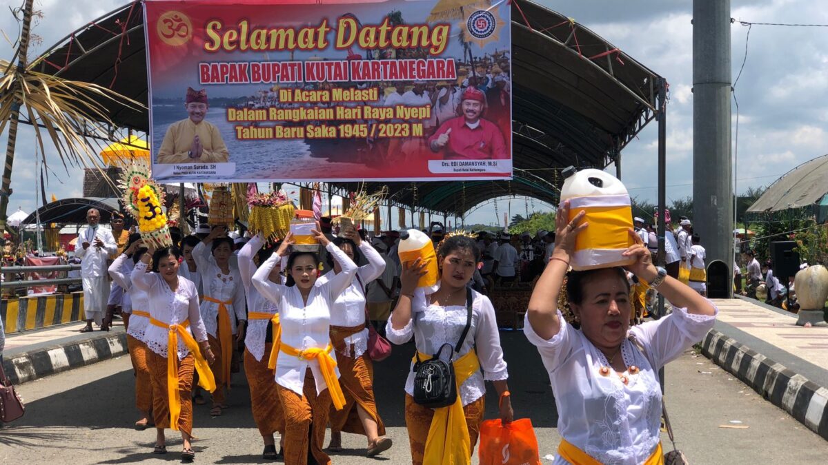 Suasana upacara Melasti di Tenggarong, Minggu (19/3/2023) (Foto: Klausa.co)