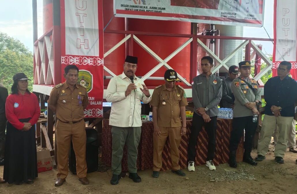 Bupati Kutai Kartanegara Edi Damansyah meresmikan PAMSIMAS di salah satu desa di Kukar (Foto: Istimewa)