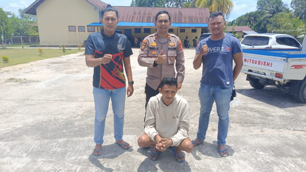 Aspiannur, pelaku penyebaran foto syur saat di amankan anggota kepolisian (foto: istimewa)
