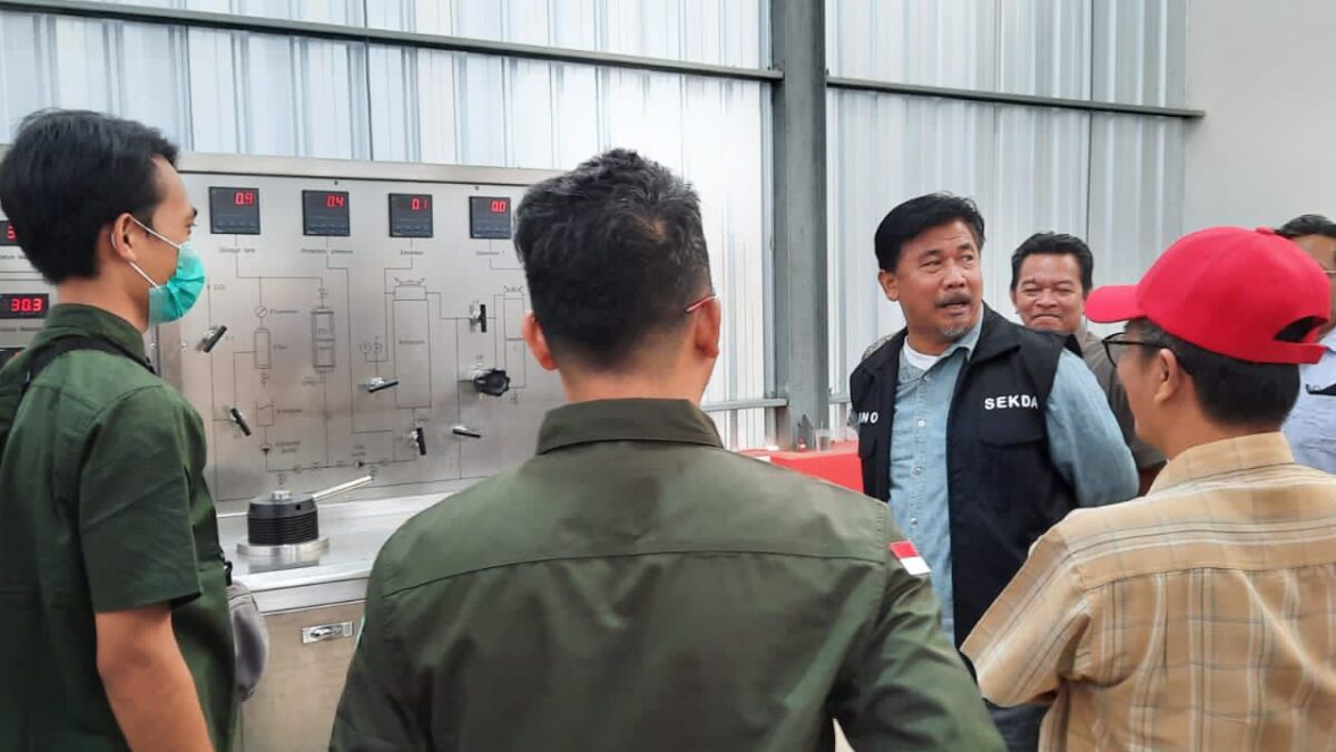 Sekda Kukar Sunggono saat meninjau RPB di Desa Jonggon, Kecamatan Loa Kulu, Kukar. (Foto: Istimewa)