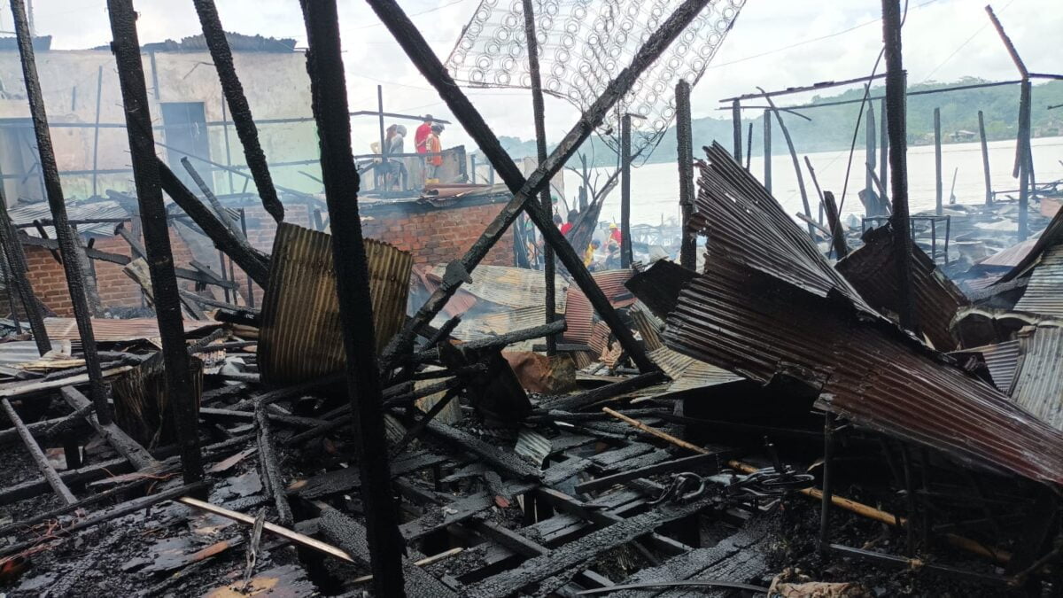 Salah satu bangunan yang terbakar di jalan Cipto Mangunkusumo (foto: Klausa)