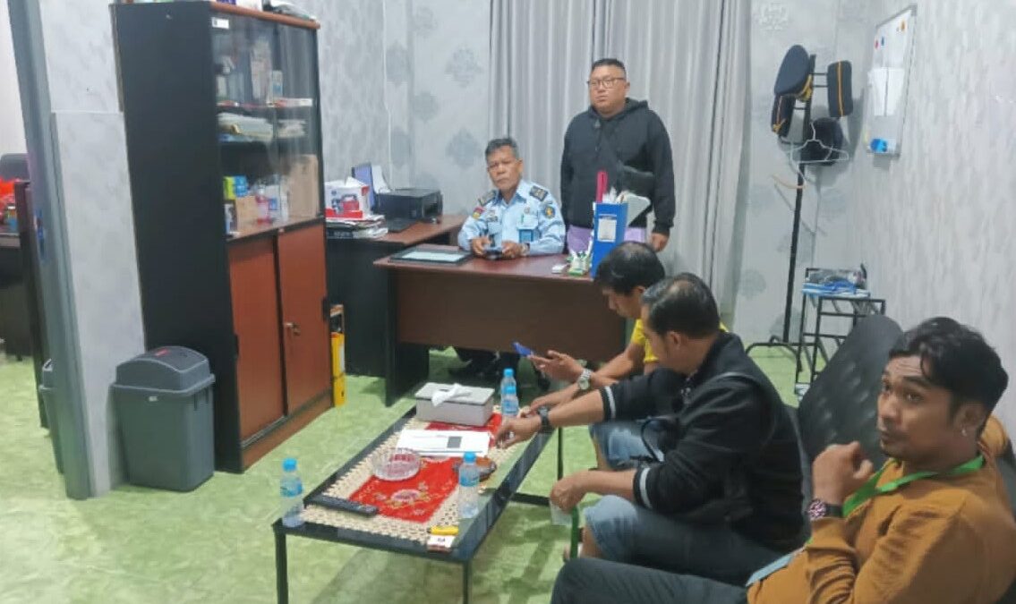 Jajaran Lapas Narkotika bersama Satreskoba Polresta Samarinda saat mengungkap kasus peredaran ganja yang melibatkan seorang napi. (Foto : Lapas Narkotika Samarinda)