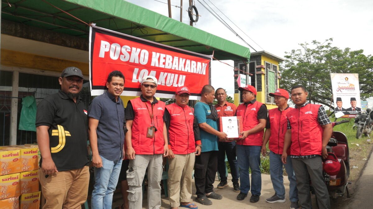 Kerabat Rendi Solihin (Keren) memberikan bantuan kepada korban kebakaran di wilayah Loa Kulu (foto: Istimewa)