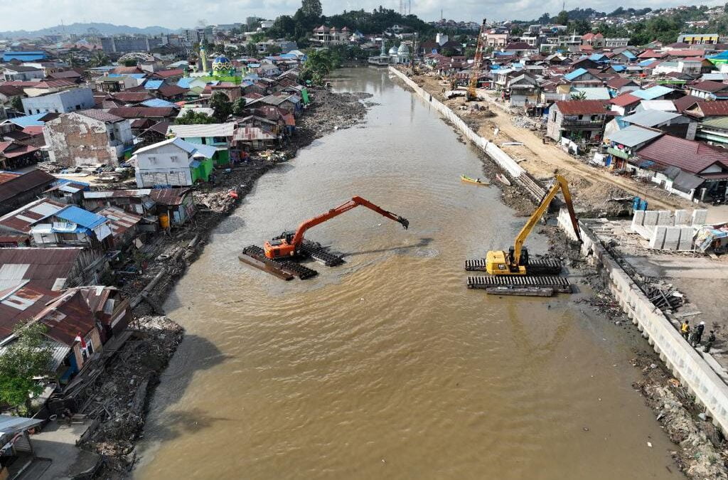 Proses pengerjaan normalisasi Sungai Karangmumus (Foto: Istimewa)