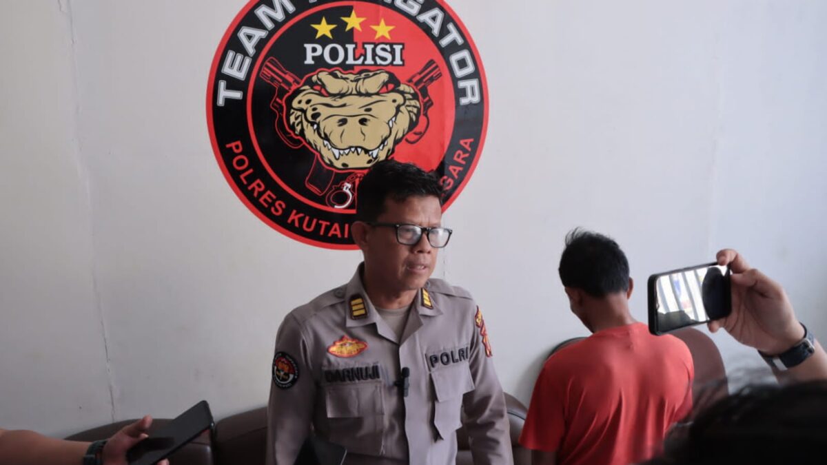 Kasi Humas Polres Kukar, AKP Darnuji menyampaikan tindakan asusila yang dilakukan S kepada anak tirinya di Tenggarong. (IST)