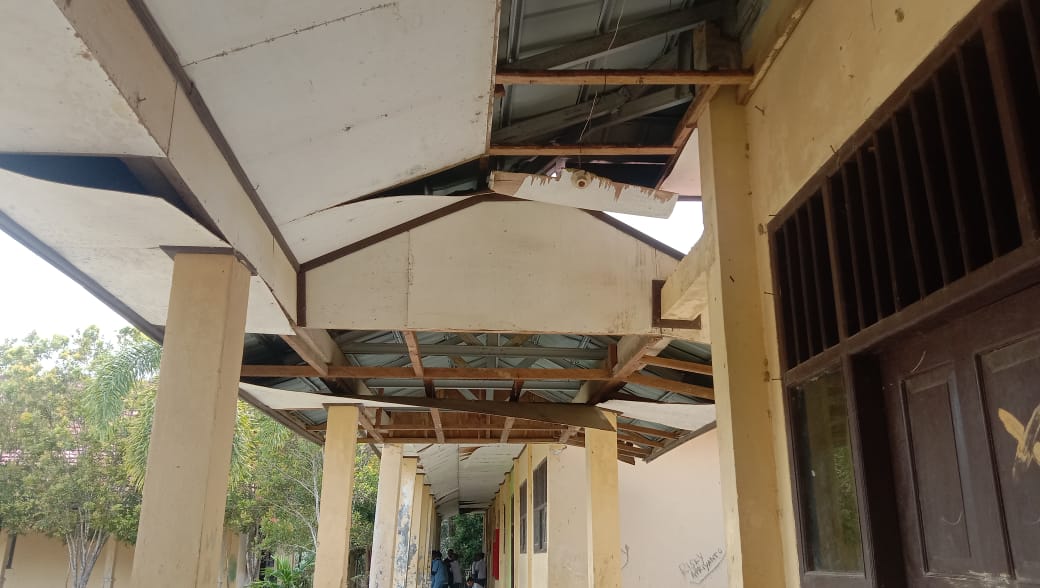 Salah satu bangunan ruang kelas SMK Negeri 1 Kaliorang yang rusak parah dan tak layak digunakan (foto: Klausa)
