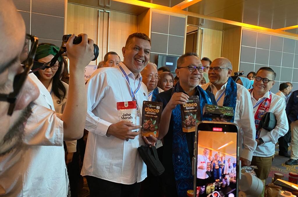 Mendag Zulkifli Hasan didampingi Ketua GPEI Kaltim Muhammad Hamzah saat memamerkan produk UMKM Kaltim (Foto: istimewa)