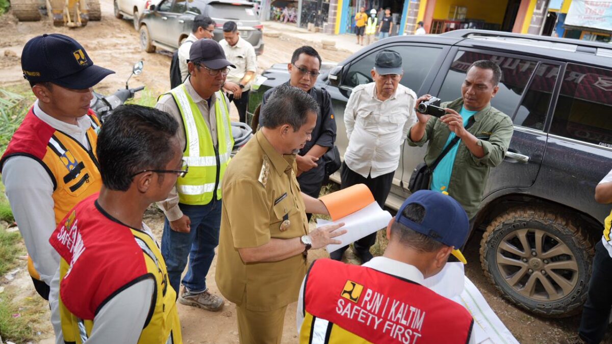 Wakil Gubernur Hadi Mulyadi beserta rombongan saat terjebak di jalan rusak Jalur Poros Kukar-Kubar, kawasan Desa Prian, Kecamatan Muara Muntai. (Foto : Adpim Setdaprov Kaltim)