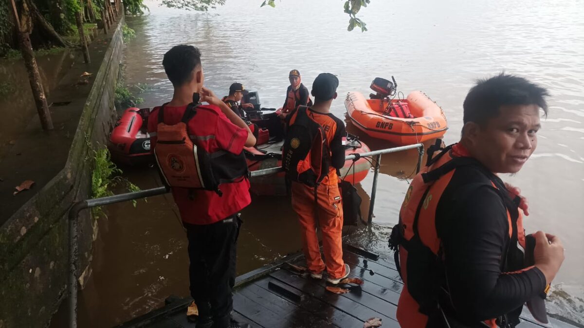Proses pencarian bocah tenggelam yang terseret arus banjir (Foto: Istimewa)