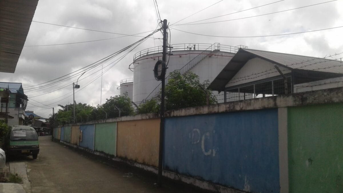 Depo Petamina di Jalan Cendana, Kecamatan Sungai Kunjang, yang berdampingan dengan pemukiman warga (Foto: Klausa)