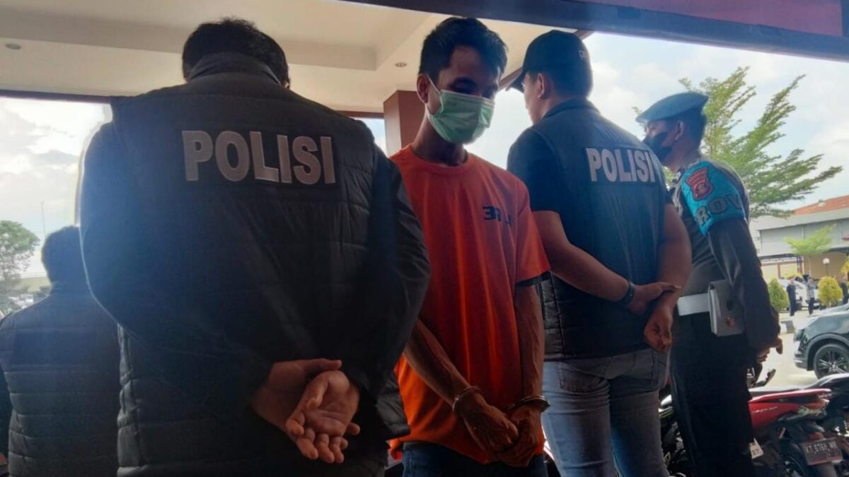 Yahsan saat di hadapkan kepada wartawan saat pers realease di halaman Polresta Samarinda (foto: Klausa)