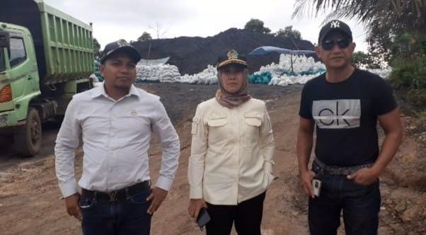 Pansus Investigasi Pertambangan di depan tumpukan batubara di  PT. Tata Kirana Megajaya Rabu 8 Maret 2023 (Foto: Istimewa)
