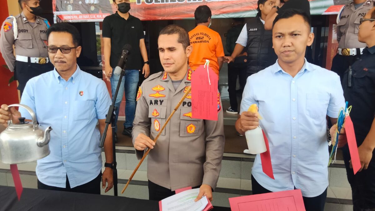 Kombes Pol Ary Fadli menunjukkan barang bukti yang digunakan ZH untuk menganiaya korban (Foto: Klausa)