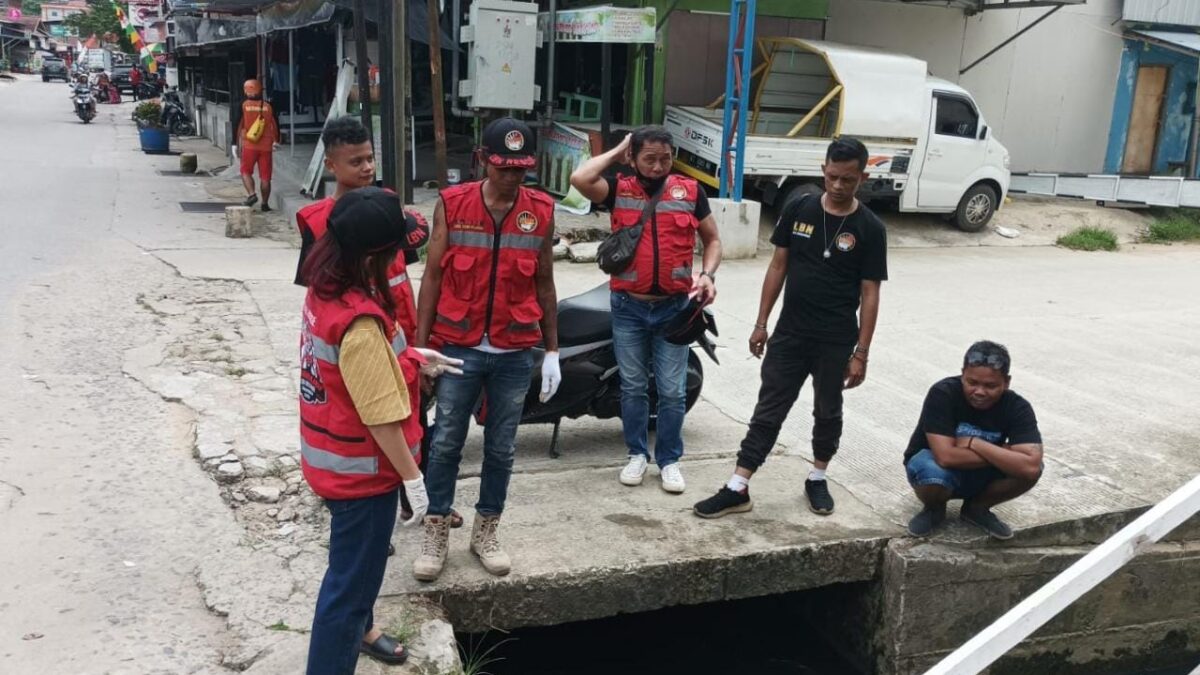 Unit Siaga SAR Samarinda masih melakukan pencarian bocah yang terseret arus banjir di kawan Pasundan (Foto: Klausa)