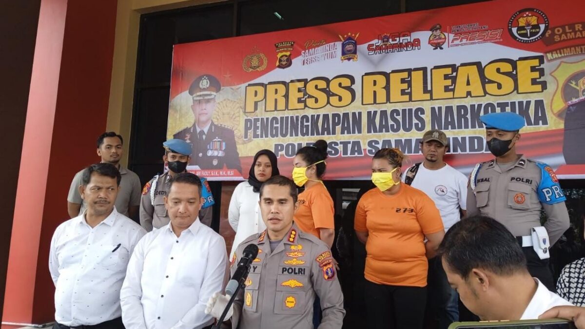 Pelaku saat dihadirkan dalam pers rilis yang digelar di Halaman Polresta Samarinda, Rabu (15/3/2023). (Foto: Klausa)