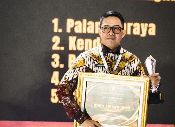 Wali Kota Samarinda, Andi Harun saat menerima penghargaan APBD Award (Foto: Istimewa)
