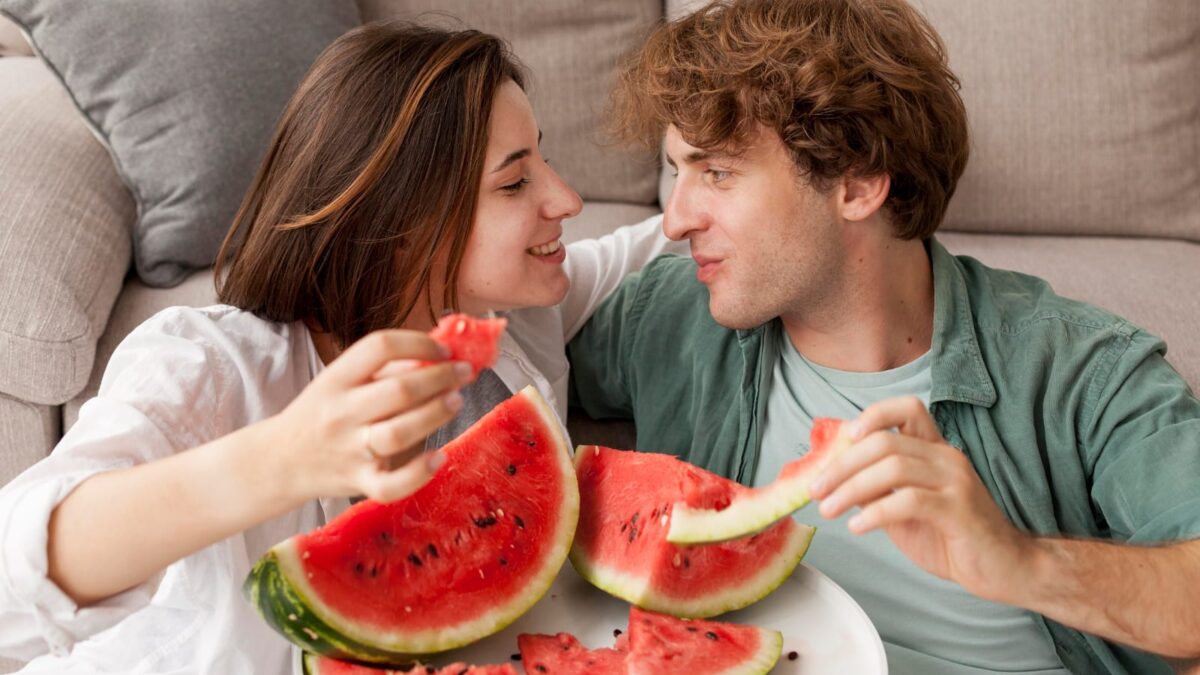 Ilustrasi pasangan makan buah semangka. (Foto : Freepik.com)
