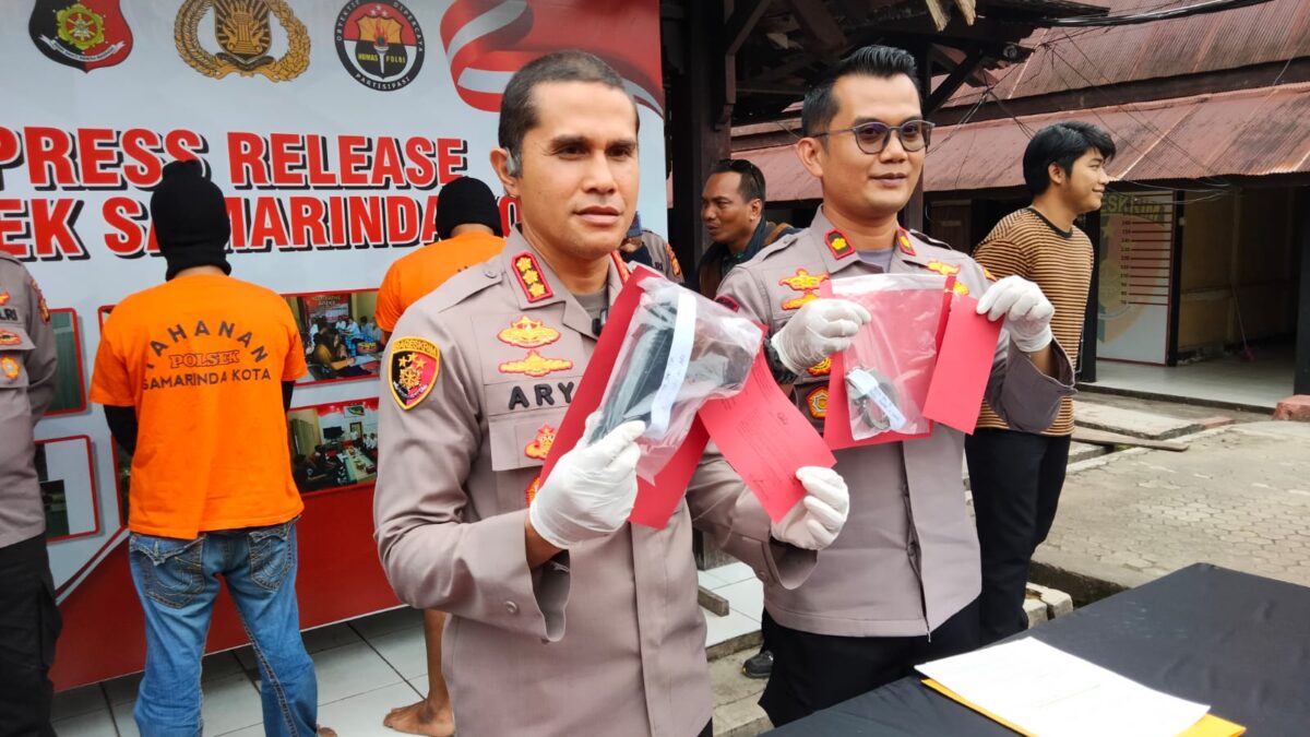 Kombes Pol Ary Fadli menunjukkan barang bukti yang digunakan pelaku saat melakukan aksinya (Foto: Klausa)