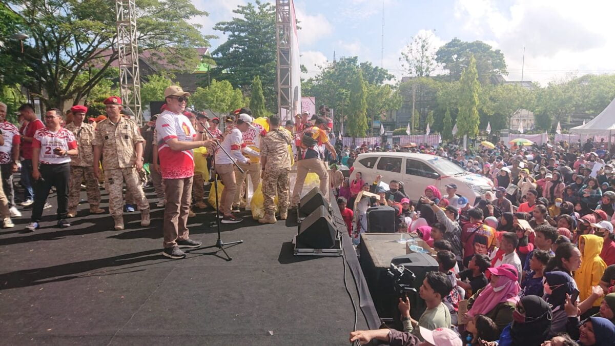 Masyarakat memadati Stadion Gor Segiri usai mengikuti jalan santa yang diadakan oleh DPD Gerindra Kaltim (Foto: Klausa)