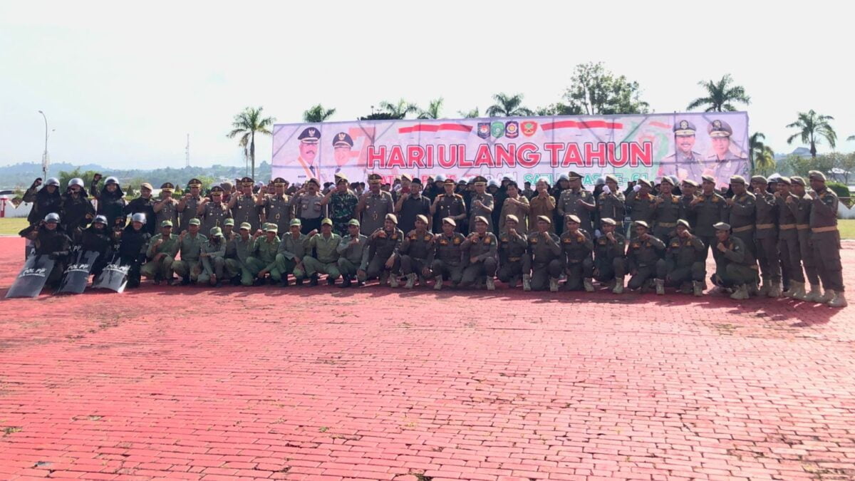 Bupati Kutai Kartanegara Edi Damansyah berfoto bersama Satpol PP dan Satlinmas usai menjadi inspektur upacara (Foto: klausa.co)