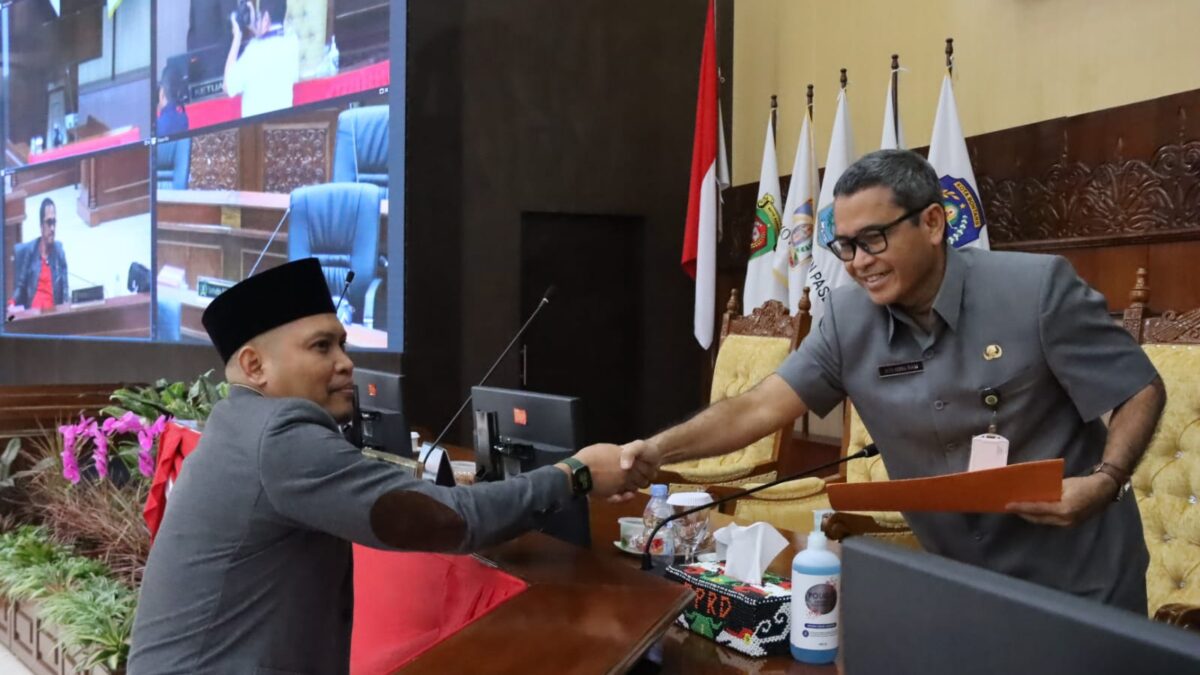 Anggota Komisi IV DPRD Provinsi Kalimantan Timur, Salehuddin saat memberikan data PPPK tanpa penempatan kepada Asisten I Administrasi Umum lingkup Sekretariat Daerah Provinsi (Sekdaprov) Kaltim Riza Indra Riadi. (foto : Humas)