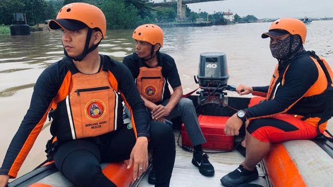 Tim Sar melakukan proses pencarian korban tenggelam di sungai Mahakam (foto: Istimewa)