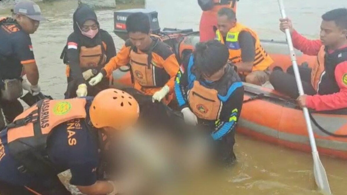 Evakuasi jasad Risky, Korban tenggelam di perairan Sungai Mahakam (Foto: Istimewa)