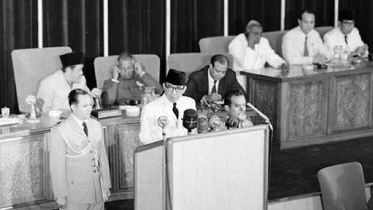 Presiden Soekarno saat berpidato dalam Konferensi Asia Afrika di Bandung Tahun 1955. (Foto: Istimewa)