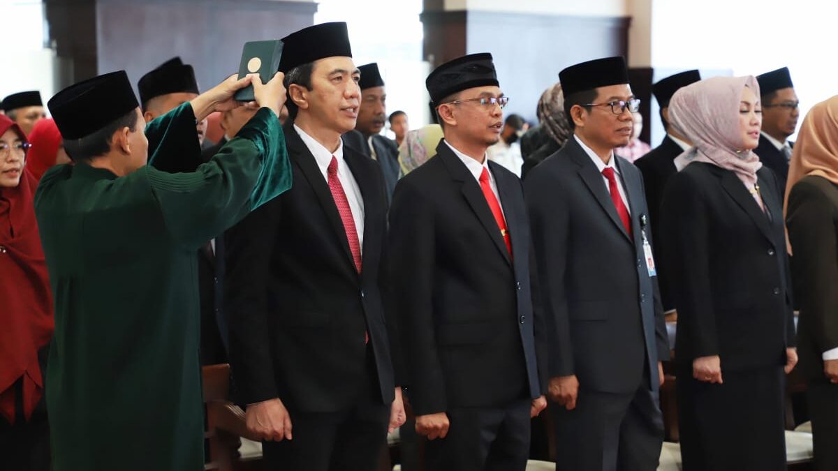Suasana pengambilan sumpah dan janji jabatan dalam pelantikan 47 pejabat baru di lingkungan Pemprov Kaltim (Foto: Apr/Klausa)