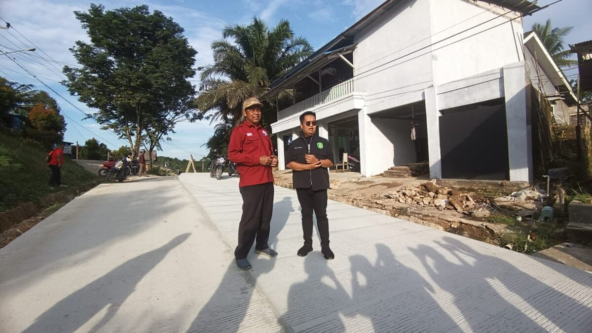 Wakil Bupati Kukar, Rendi Solihin mengevaluasi hasil perbaikan jalan poros Desa Tani Bhakti (Foto: Istimewa)