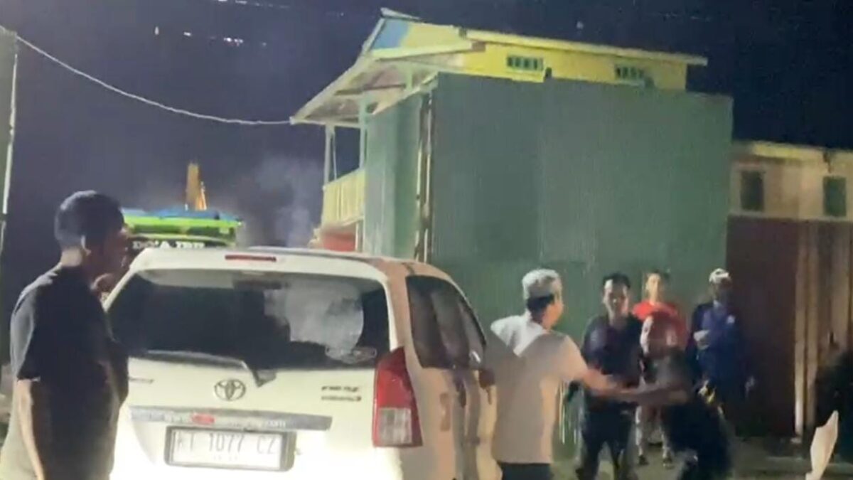 Tangkapan layar dari video viral tentang cek Cok yang terjadi akibat penutupan jalan tambang ilegal (Foto: Istimewa)