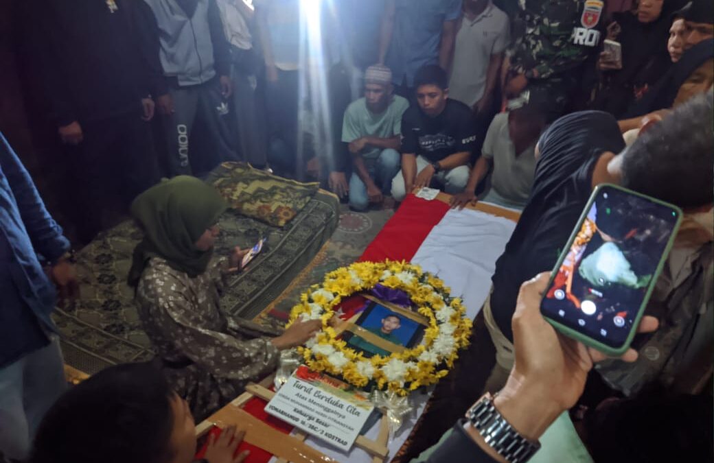 Jenazah Serda Muhammad Herdi Fitriansyah saat akan dimakamkan (Foto: Istimewa)