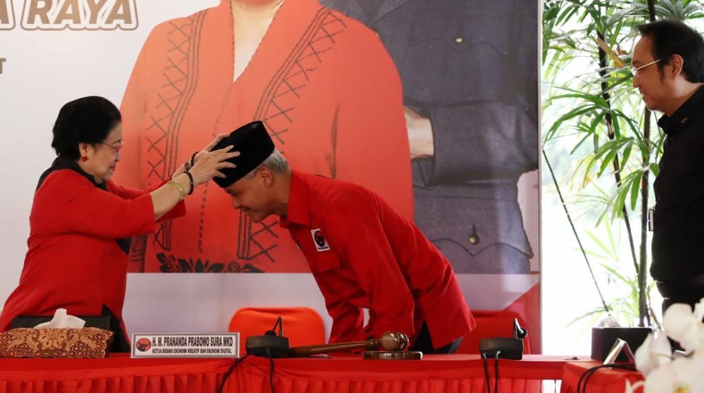 Ganjar Pranowo Dipakaikan Peci oleh Megawati Usai ditetapkan jadi Capres PDI Perjuangan. (Foto: Tangkapan layar YouTube PDIP)
