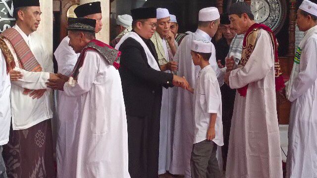 Wakil Bupati Kutai Kartanegara, Rendi Solihin halalbihalal bersama masyarakat Muara Jawa usai melaksanakan Salat Idulfitri 1444 Hijriah (Foto: Istimewa)