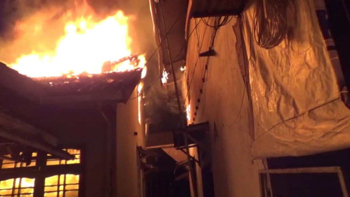 Rumah yang terbakar di jalan Wolter Monginsidi (Foto: Klausa.co)