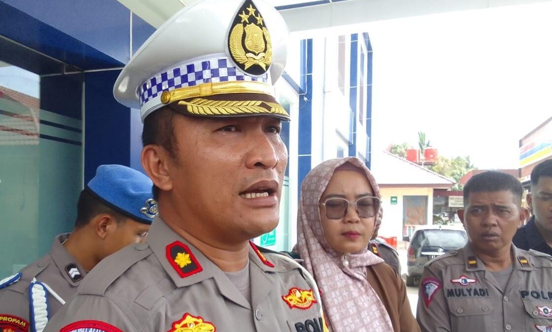 Foto : Kasat Lantas Polresta Samarinda, Kompol Creato Sonitehe Gulo saat diwawancarai awak media. (Foto: Klausa.co)