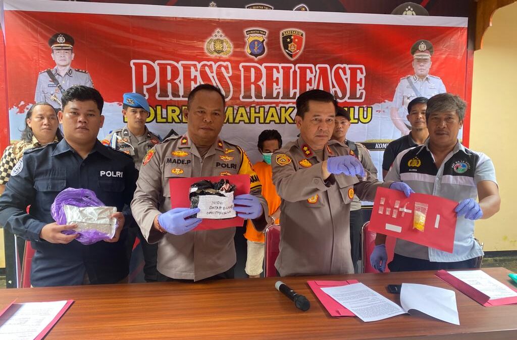 Polisi menunjukkan barang bukti sitaan dari tesangka TN (Foto: Istimewa)