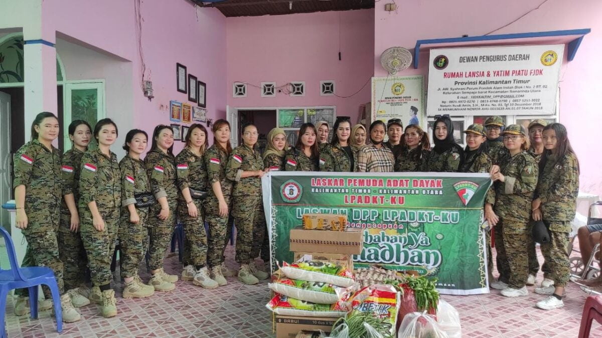 Penyaluran bantuan paket sembako untuk anak yatim piatu dan lansia dhuafa di Yayasan Rumah Lansia dan Yatim Piatu FJDK Kaltim Jalan Aw Syahrani Perum Pondok Alam Indah, Sempaja Barat.