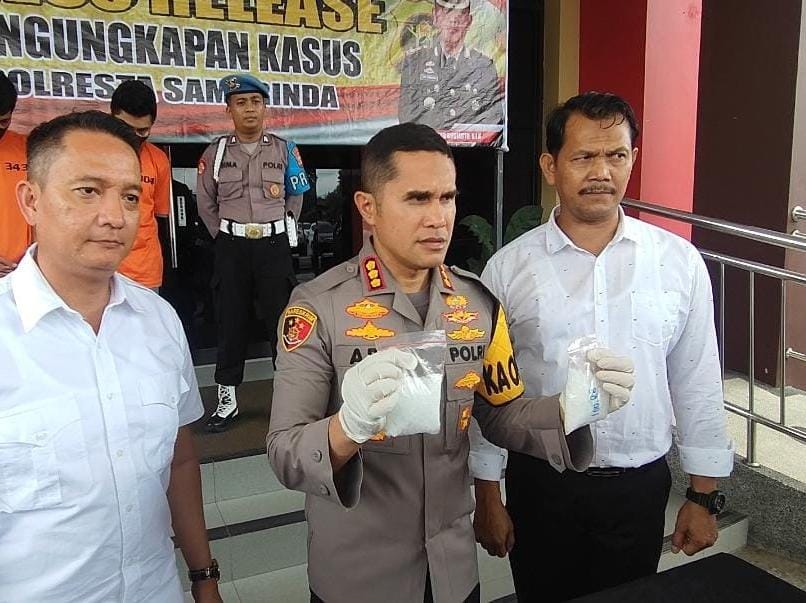 Kombes Pol Ary Fadli menunjukkan barang bukti sabu-sabu yang diamankan dari pelaku saat pers rilis (foto: Klausa.co)