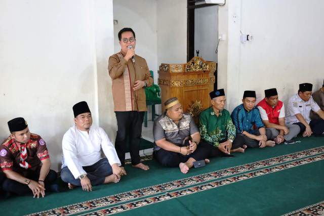 Wakil Bupati Kabupaten Kutai Kartanegara, H Rendi Solihin serahkan dana rehabilitasi untuk Masjid Baitul Muqarrobin di Desa Mekar Jaya, Kecamatan Sebulu (Foto: Istimewa)