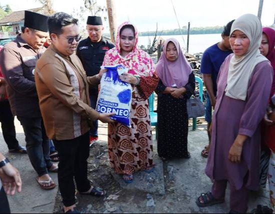 Wabup Kukar Rendi solihin mendatangi korban terdampak kebakaran di Kecamatan Sebulu (Foto: Istimewa)