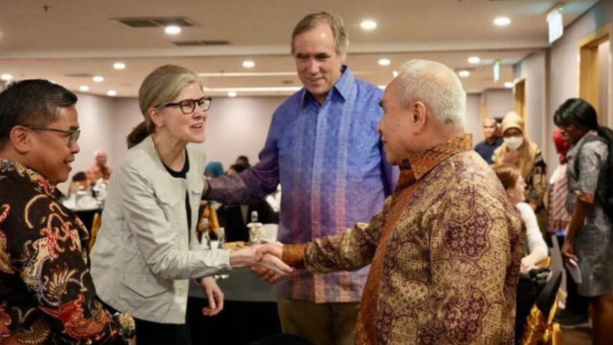 Gubernur Kaltim Isran Noor (kanan) saat menyambut kedatangan delegasi Amerika Serikat yang dipimpin Senator Jeff Merkley dari Oregon (tengah), di acara Welcome Dinner di Hotel Fourpoints Balikpapan, pada Rabu (12/4/2023). (Foto: Dokumentasi Humas Pemprov Kaltim)