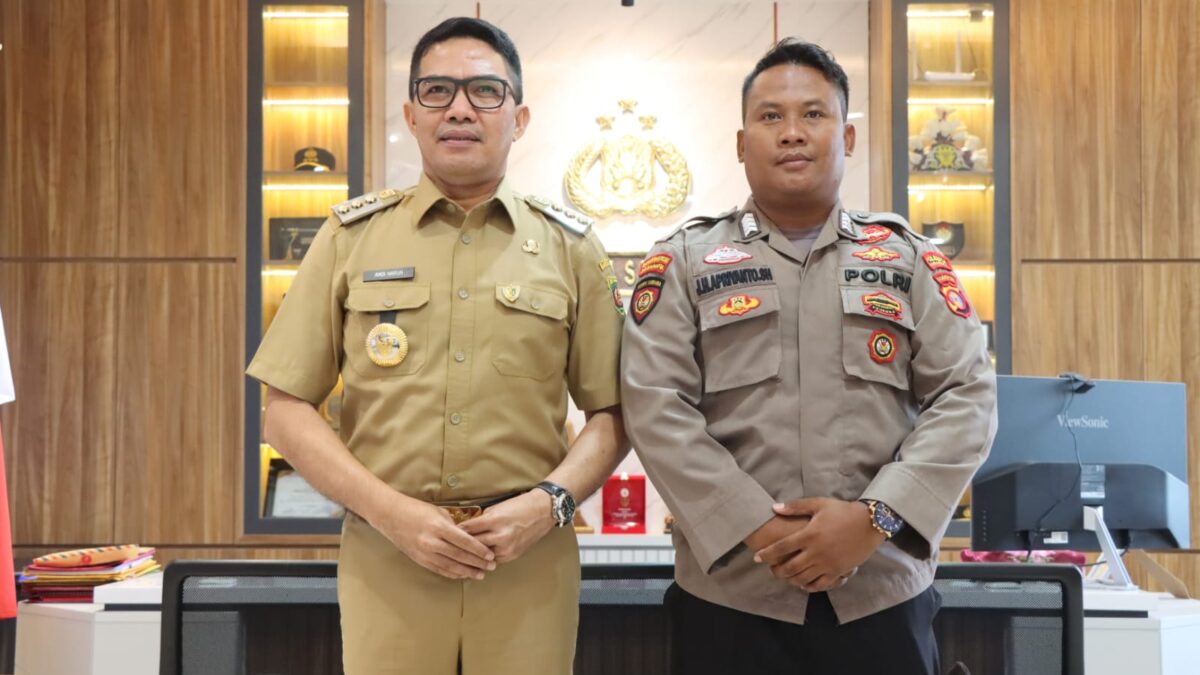 Wali Kota Samarinda, Andi Harun (kiri) bersama Bripka Joko Hadi Aprianto (Foto: Klausa)