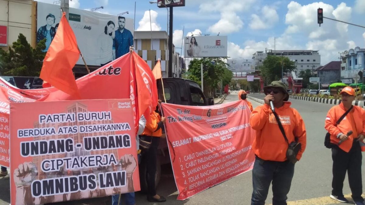 Suasana aksi di Simpang Lembuswana yang dilakukan oleh Komite Eksekutif Partai Buruh Samarinda. (Istimewa)