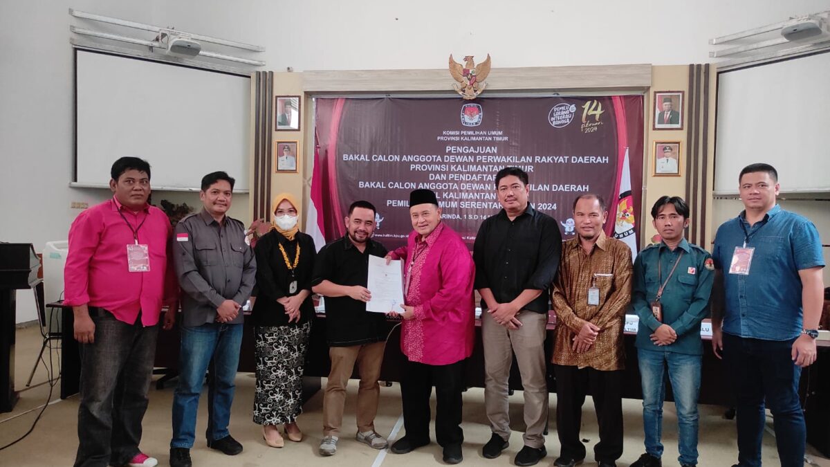 Emir Moeis saat menyerahkan berkas pendaftaran kepada KPU Kaltim (foto: Apr/Klausa)